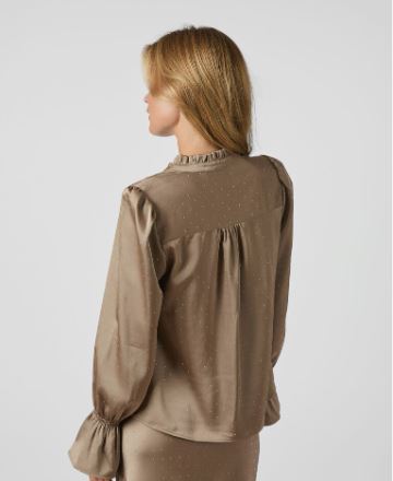 Amara satín blússa frá Neo Noir