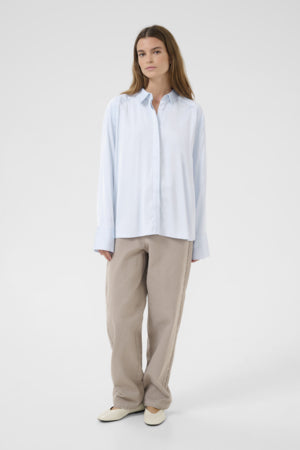 Thorun skyrta frá Karen by Simonsen