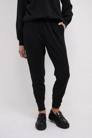 22 THE SWEAT PANT buxur frá My Essential Wardrobe