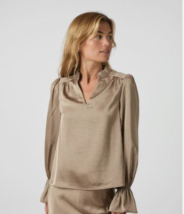 Amara satín blússa frá Neo Noir