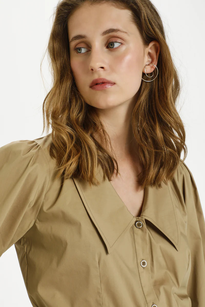 Alba blússa frá Karen by Simonsen