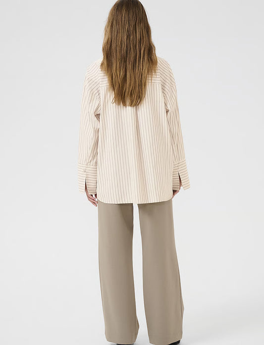 Uda skyrta frá Karen by Simonsen